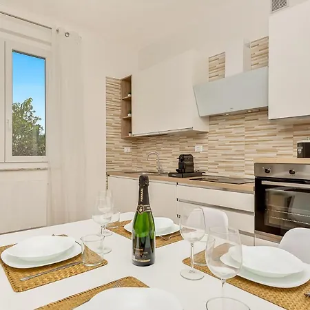 - New With Netflix & Free Parking Apartman La Spezia