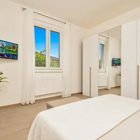 - New With Netflix & Free Parking *