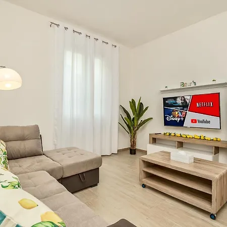 - New With Netflix & Free Parking *