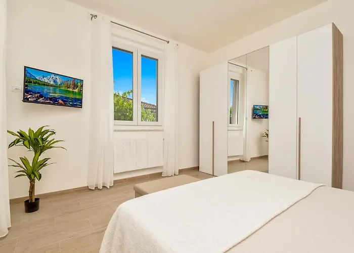 - New With Netflix & Free Parking *